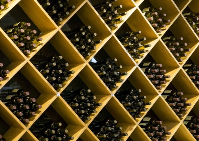 Botellas de vino en la bodega